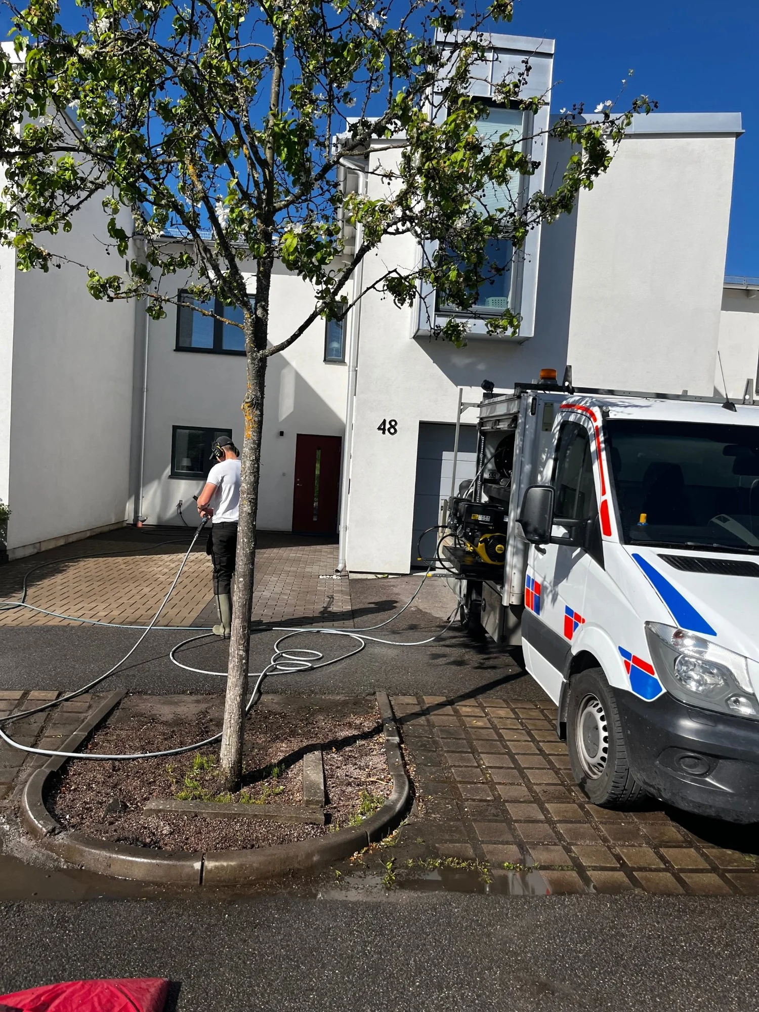 Rengöring av stenläggning med HT Ytrengörings utrustning